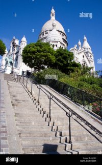 france-ile-de-france-paris-montmartre-steps-leading-up-to-side-of-AJEJ6X.jpg