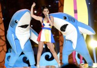 left-shark-talks-katy-perry-5cf18140-ccbf-47cb-8108-0f4077932014.jpg